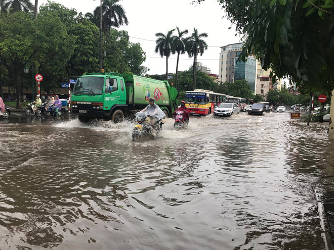 chum anh duong pho ha noi ngap lenh lang sau con mua lon vao sang nay