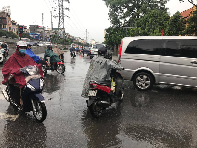 chum anh duong pho ha noi ngap lenh lang sau con mua lon vao sang nay