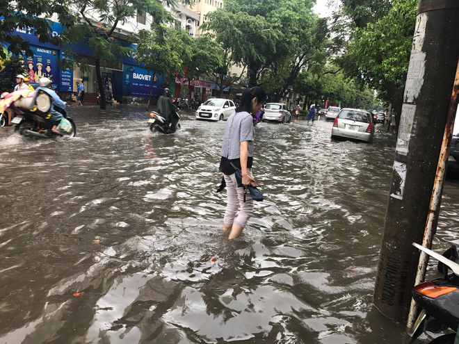 chum anh duong pho ha noi ngap lenh lang sau con mua lon vao sang nay