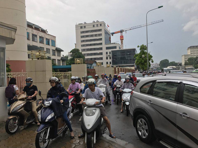 chum anh duong pho ha noi ngap lenh lang sau con mua lon vao sang nay