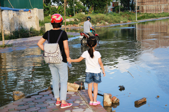 ha noi ngap ung quanh nam nguoi dan tha vit ngay tren duong khu do thi