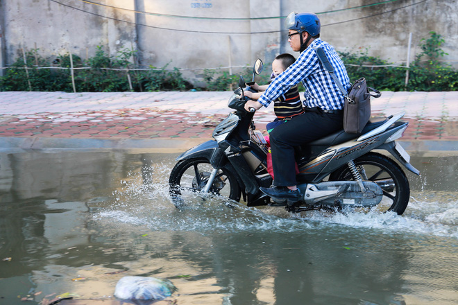 ha noi ngap ung quanh nam nguoi dan tha vit ngay tren duong khu do thi