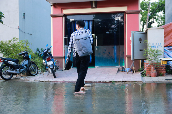 ha noi ngap ung quanh nam nguoi dan tha vit ngay tren duong khu do thi