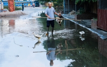 ha noi ngap ung quanh nam nguoi dan tha vit ngay tren duong khu do thi