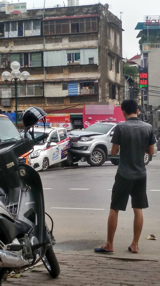 ha noi xe fortuner tong lien hoan nhieu phuong tien tren duong tran khat chan