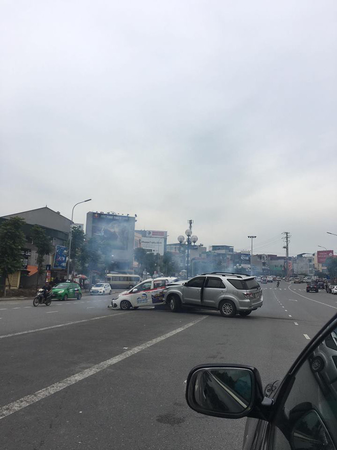 ha noi xe fortuner tong lien hoan nhieu phuong tien tren duong tran khat chan