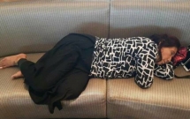 buc anh giac ngu voi o san bay khien nguoi ta cang them yeu men nu bo truong indonesia