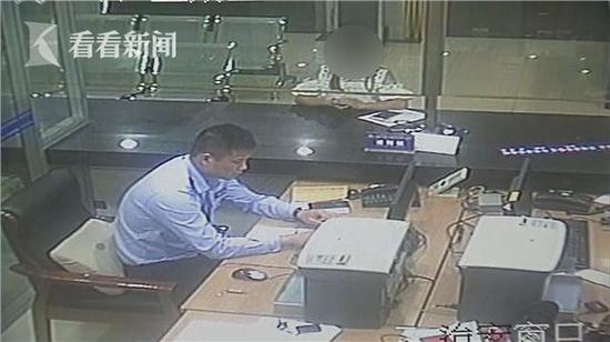 be gai 15 tuoi dan chi di ban dam tinh huong oai oam khi bi khach quen trom day chuyen