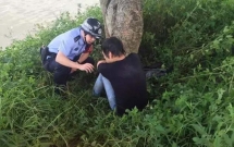 trung quoc thanh nien dinh nhay song tu tu nhin thay ran nuoc chet khiep lai chay tot len bo