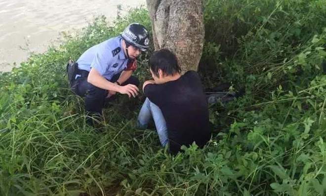 trung quoc thanh nien dinh nhay song tu tu nhin thay ran nuoc chet khiep lai chay tot len bo