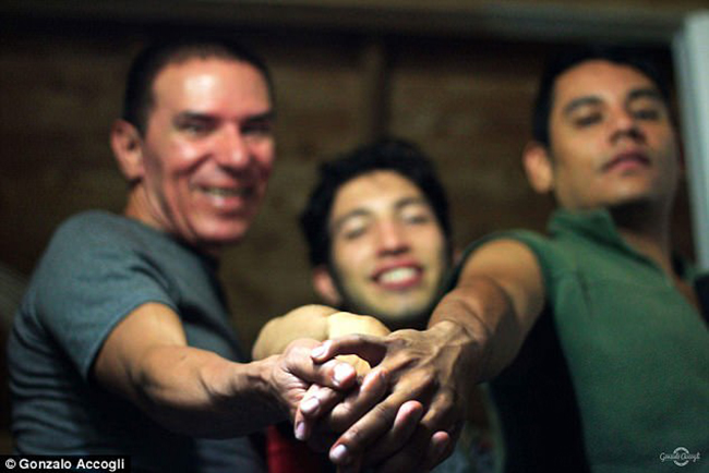 3 nguoi dan ong dong tinh cung cuoi nhau nhung van chung song hanh phuc duoi mot mai nha