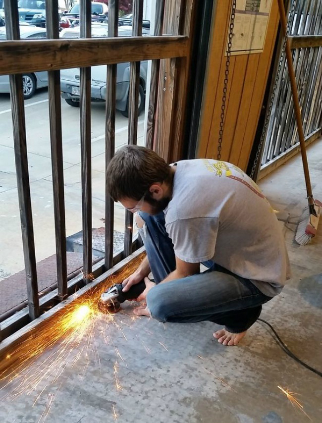 14 anh cong nhan lieu linh dam thach dau voi ca than chet