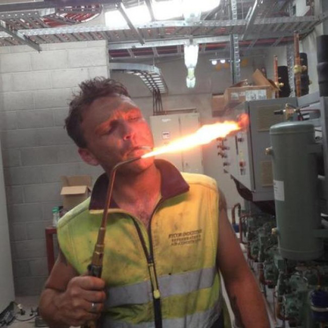 14 anh cong nhan lieu linh dam thach dau voi ca than chet