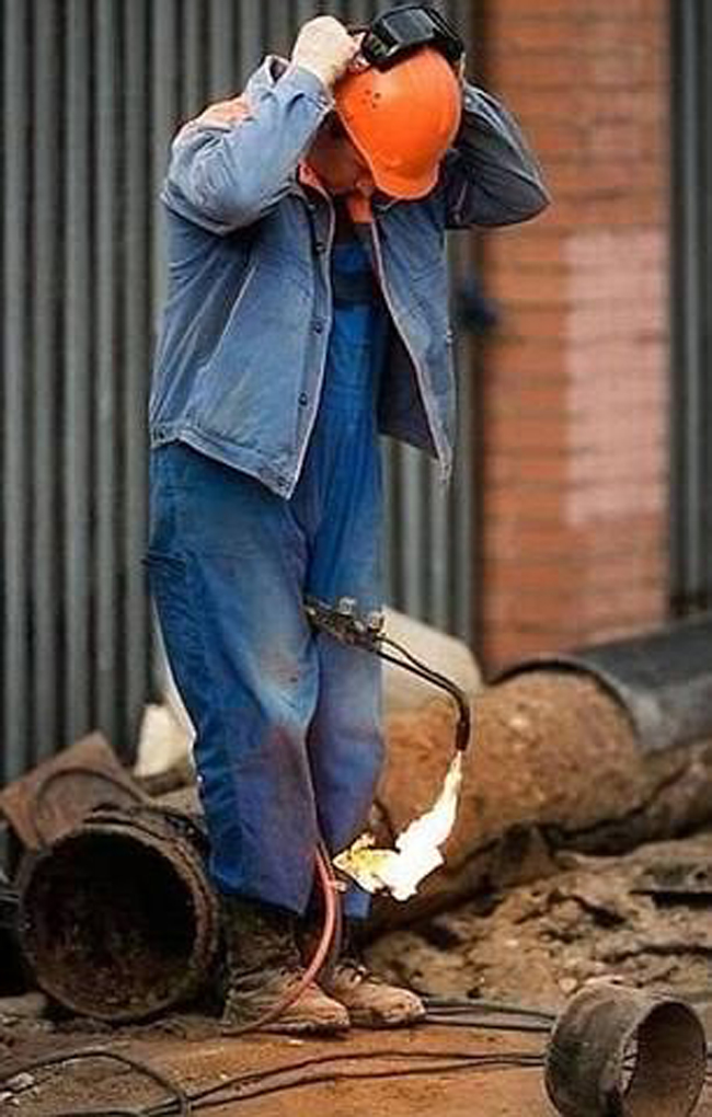 14 anh cong nhan lieu linh dam thach dau voi ca than chet