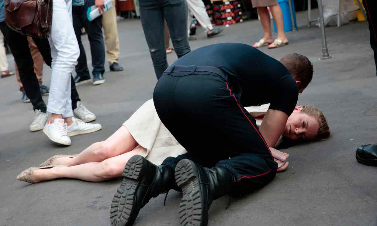 nu nghi si phap bi danh bat tinh khi di van dong tranh cu