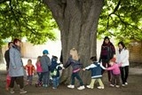 hoi tu thien sen vang berlin trao nha nhan ai cho hai chi em kho khan tai yen bai