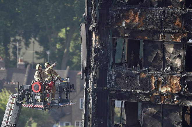 thi the nan nhan vu chay duoc dua ra khoi toa thap o london so nguoi chet tang len 30 nguoi