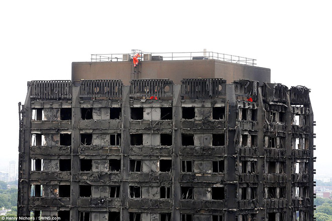 thi the nan nhan vu chay duoc dua ra khoi toa thap o london so nguoi chet tang len 30 nguoi