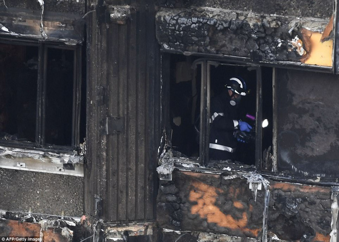 thi the nan nhan vu chay duoc dua ra khoi toa thap o london so nguoi chet tang len 30 nguoi