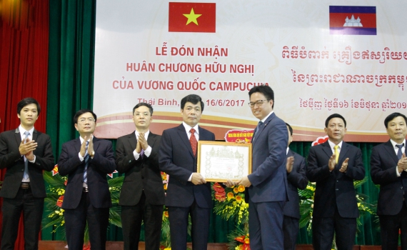 campuchia trao tang huan chuong huu nghi cho truong dai hoc y duoc thai binh