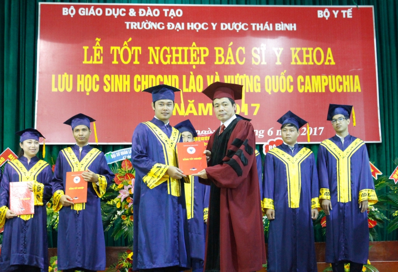 campuchia trao tang huan chuong huu nghi cho truong dai hoc y duoc thai binh