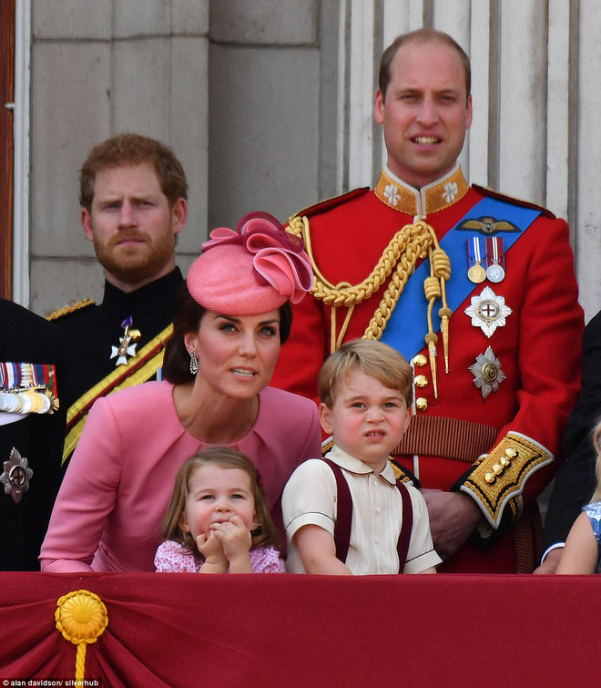 anh em hoang tu nhi tinh nghich trong le mung sinh nhat thu 91 cua nu hoang anh