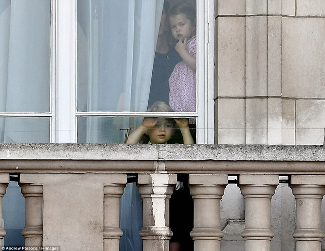 anh em hoang tu nhi tinh nghich trong le mung sinh nhat thu 91 cua nu hoang anh