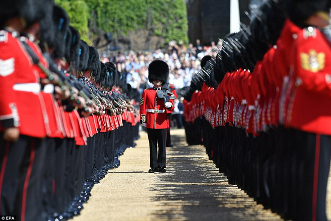 anh em hoang tu nhi tinh nghich trong le mung sinh nhat thu 91 cua nu hoang anh