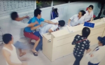ha noi 2 doi tuong hanh hung bat bac si quy xin loi tai benh vien