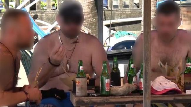 khach du lich uc phan no vi bi lua an thit cho tra hinh thit ga xien tren dao bali