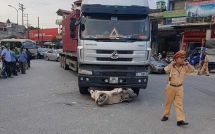 hai duong bi xe tai cuon vao gam nu trung uy cong an tu vong