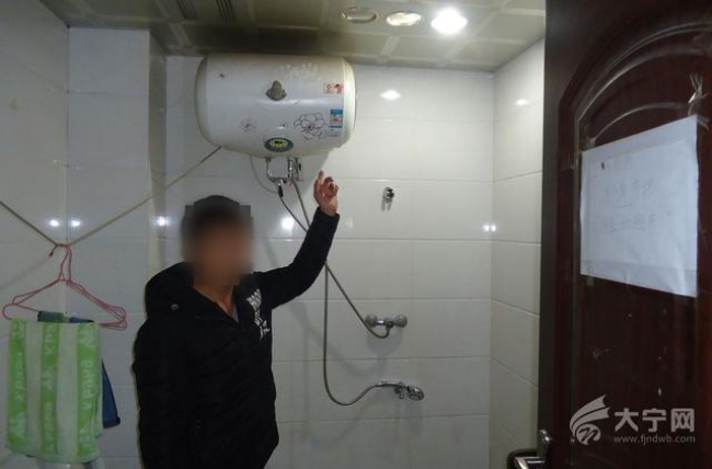 doi ban gai cho ngu qua dem bat thanh nam thanh nien dat may quay trom 6 co gai tre trong nha tam