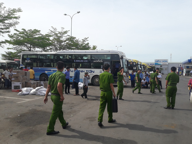 nam thanh nien tu vong bat thuong tren xe khach vao da nang