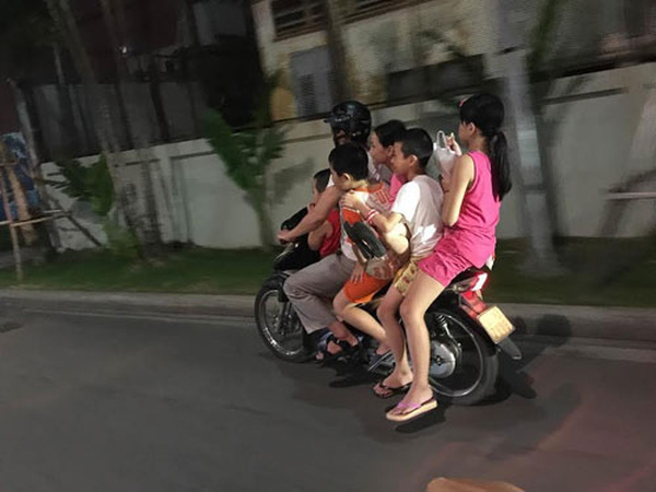 con nam ngu vat ngang tren dui me binh than phong xe di