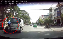 nam thanh nien chay lan lan bi xe tai tong bay len noc