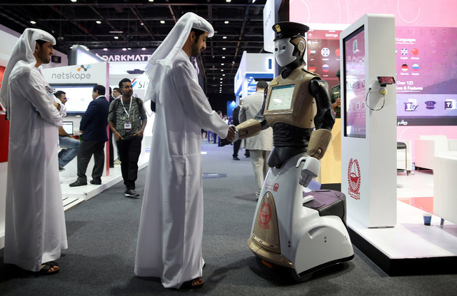 dubai dang bien bo phim vien tuong canh sat robot thanh hien thuc