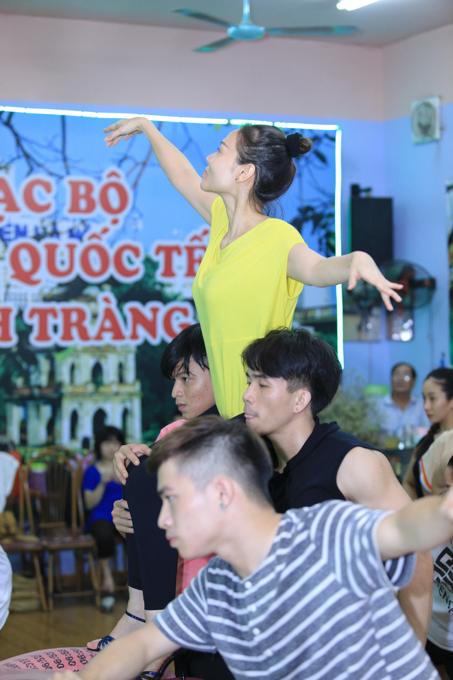 thu minh vat kiet suc tap luyen cho liveshow de doi