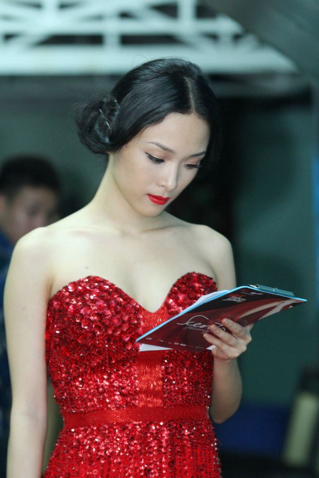 truong ho phuong nga hanh trinh tu hoa hau thong thao 3 ngoai ngu toi cao buoc lua dao lien quan tinh tien