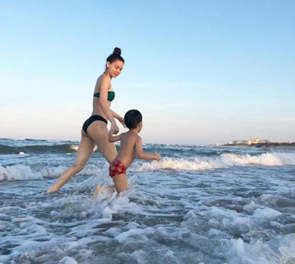 qua roi thoi bi che gay ho ngoc ha tu tin khoe than hinh quyen ru voi bikini