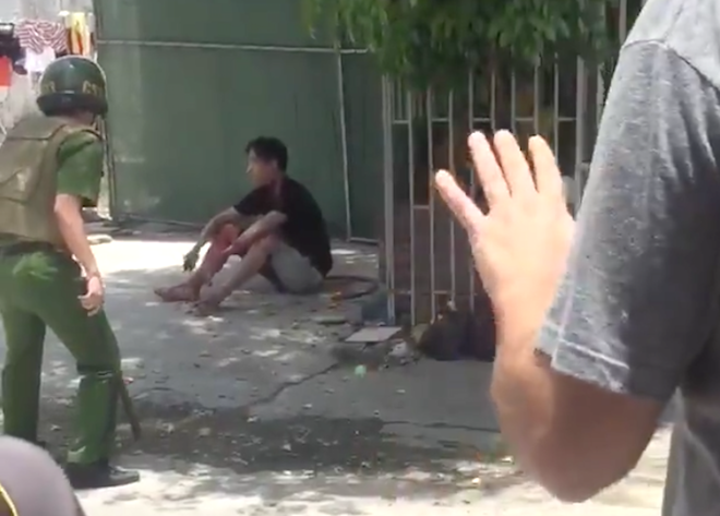 video nam thanh nien nghi ngao da cam dao tu cua co roi de doa canh sat