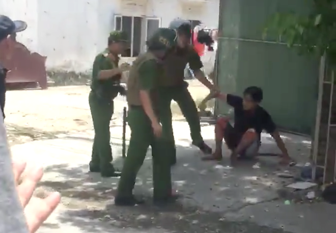 video nam thanh nien nghi ngao da cam dao tu cua co roi de doa canh sat