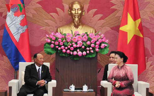 lanh dao cap cao viet nam campuchia trao doi thu chuc mung