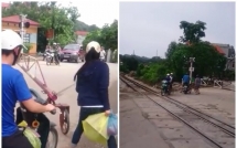 Hành động thiếu ý thức của đôi nam nữ trên đường tàu bị chỉ trích dữ đội