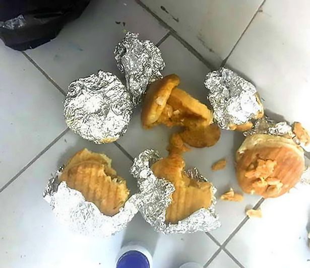 buon tui vi cha me qua ngheo anh trai cho 4 em an banh tam thuoc doc roi cung tu tu theo