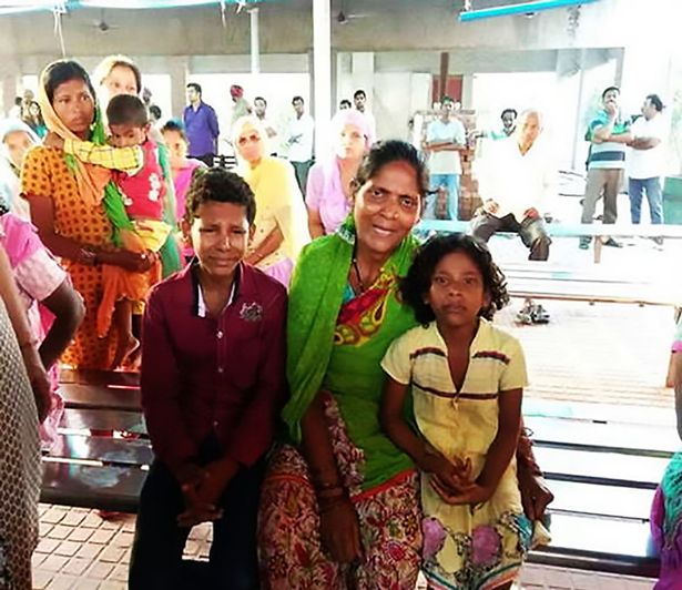 buon tui vi cha me qua ngheo anh trai cho 4 em an banh tam thuoc doc roi cung tu tu theo