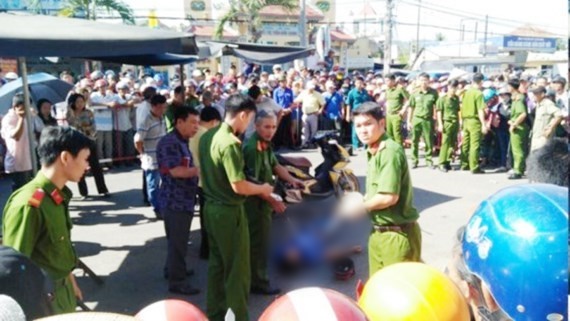 nguoi dan ong ban chet thanh nien luc cho den do dinh tu sat nhung lai nghi den 3 dua con