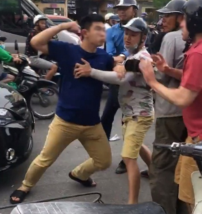 va quet tren duong anh tay va ban gai bi nhom thanh nien danh duoi khong tha