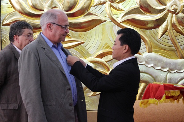 vinh danh nguoi ban phap het long vi benh nhan phong tai viet nam