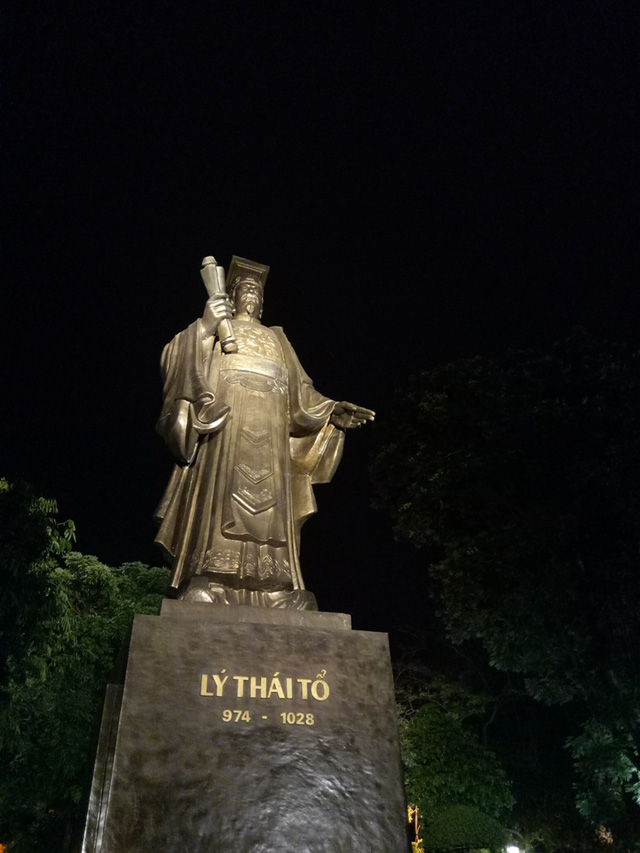 so sanh kha nang chup toi cua camera j7 pro co khau do f17 voi smartphone trung quoc cung tam gia khau do f20