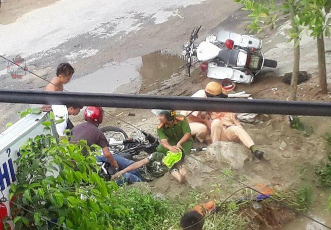 3 thanh nien 10x tong xe may vao moto csgt 2 nguoi bi thuong nang